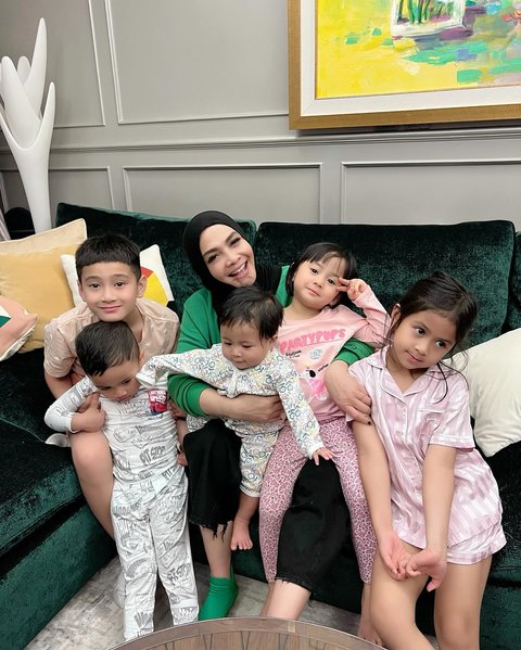 7 Potret Rieta Amilia Bareng Kelima Cucunya, Netizen Salfok Rafathar Jahil ke Rayanza