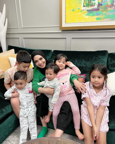 7 Potret Rieta Amilia Bareng Kelima Cucunya, Netizen Salfok Rafathar Jahil ke Rayanza
