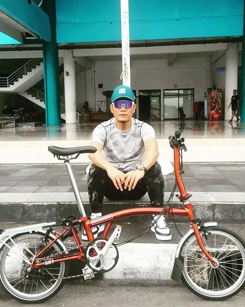 Pesinden Yati Pesek ternyata masih merasakan sakit hati atas perkataan Gus Miftah dua tahun lalu yang menyebutnya jelek dan hal lainnya. Hal ini terungkap melalui unggahan Erick Estrada di In