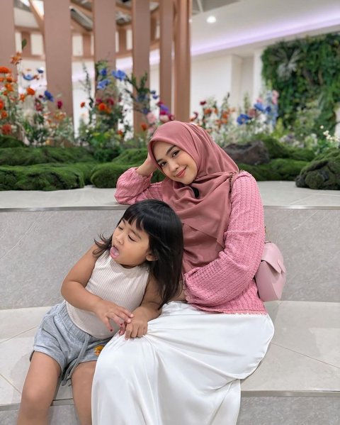 "Doain ya. Soalnya dia (Moana) udah minta adek juga, dia setiap ketemu temen-temen 'ibu moana mau baby' dia selalu ngomong begitu. Jadi aduh susah juga ya say kalau nunggu bunting nggak tau kapan yaudahlah kita adopsi aja," katanya.