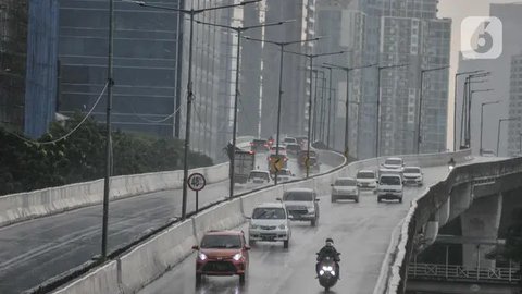 Warga menerjang hujan deras di kawasan Jalan Sudirman, Jakarta, Jumat (9/12/2022). Penjabat Gubernur DKI Jakarta Heru Budi Hartono menyebut pihaknya akan mengkaji penerapan bekerja dari rumah