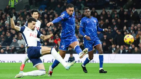 The Blues tertinggal 2-0 setelah hanya 11 menit saat Dominic Solanke dan Dejan Kulusevski mencetak gol, sebelum Jadon Sancho memperkecil ketertinggalan dengan penyelesaian akhir yang bagus. (AP Photo/Ian Walton)