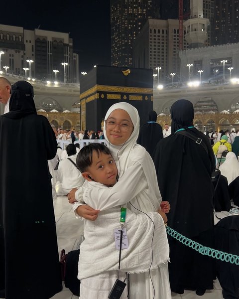 5 Potret Poppy Bunga Umrah Ajak Anak, Family Goals