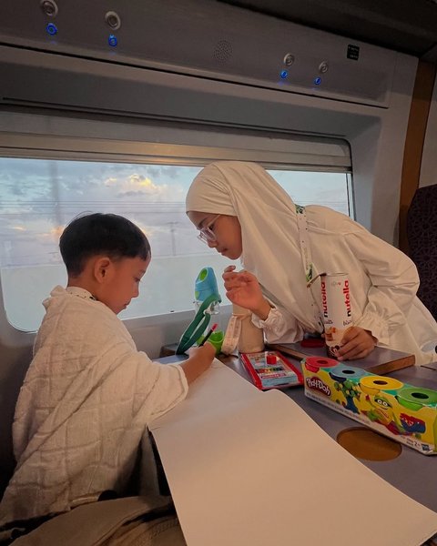 5 Potret Poppy Bunga Umrah Ajak Anak, Family Goals