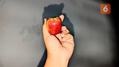 Apel Bisa Turunkan Kadar Kolesterol Jahat, Pakar Sarankan Makan dengan Kulitnya. Foto: Liputan6.com/Ade Nasihudin.