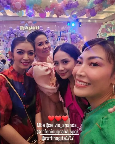Mulai dari Selvi Ananda, Geng Cendol, hingga Aaliyah Massaid, berikut tampilan seleb dan public figure di pesta ulang tahun anak dr. Feni Nugraha. [@mrsayudewi/@zaskiasungkar15/@shireensungka