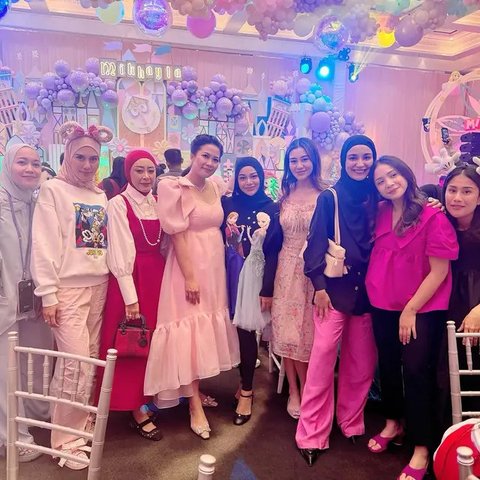 Mulai dari Selvi Ananda, Geng Cendol, hingga Aaliyah Massaid, berikut tampilan seleb dan public figure di pesta ulang tahun anak dr. Feni Nugraha. [@mrsayudewi/@zaskiasungkar15/@shireensungka