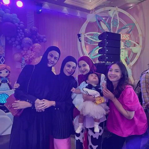 Mulai dari Selvi Ananda, Geng Cendol, hingga Aaliyah Massaid, berikut tampilan seleb dan public figure di pesta ulang tahun anak dr. Feni Nugraha. [@mrsayudewi/@zaskiasungkar15/@shireensungka