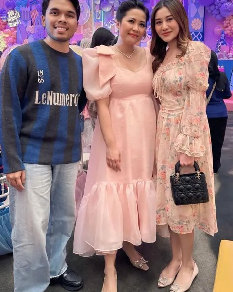 Mulai dari Selvi Ananda, Geng Cendol, hingga Aaliyah Massaid, berikut tampilan seleb dan public figure di pesta ulang tahun anak dr. Feni Nugraha. [@mrsayudewi/@zaskiasungkar15/@shireensungka