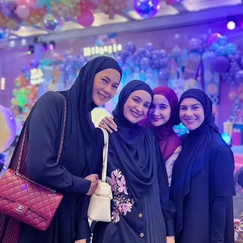 Mulai dari Selvi Ananda, Geng Cendol, hingga Aaliyah Massaid, berikut tampilan seleb dan public figure di pesta ulang tahun anak dr. Feni Nugraha. [@mrsayudewi/@zaskiasungkar15/@shireensungka