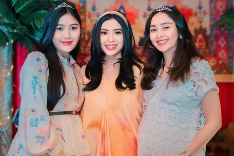 Erina Gudono kumpul bareng geng Puteri Indonesia dalam perayaan ulang tahun Puteri Indonesia Kalimantan Tengah 2 2022, Yasmin Deliana. (dok. Instagram @yasmindeliana/