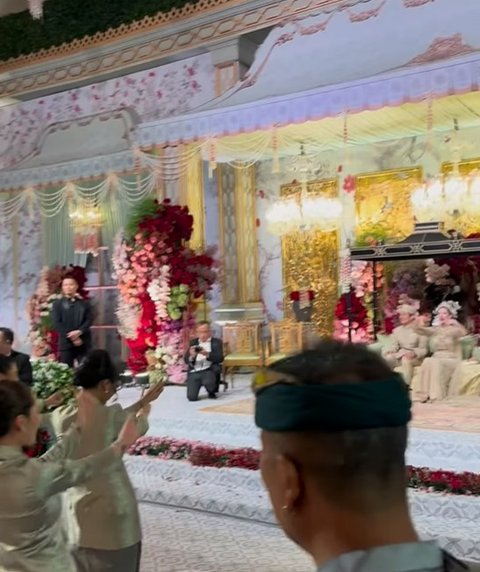 Begini pelaminan tempat mempelai duduk dan disapa para tamu. Kelihatan elegan sekali.