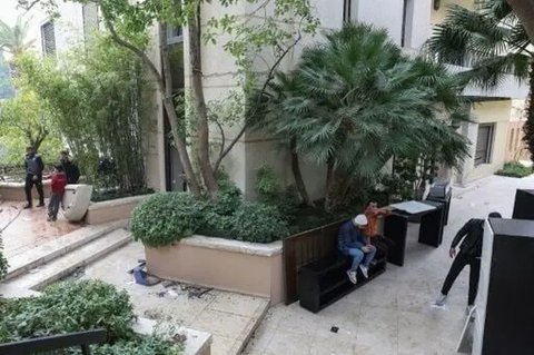 Kendaraan mewah di dalam istana Assad. (X/Osint613)