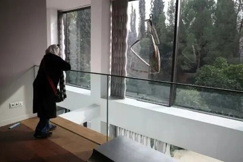Kendaraan mewah di dalam istana Assad. (X/Osint613)