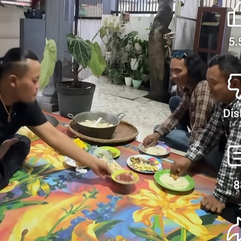 Potret Sule Ajak Dua Pengamen Makan di Teras Rumah, Ngobrol Banyak Hal - Suguhan Makanan Jadi Sorotan