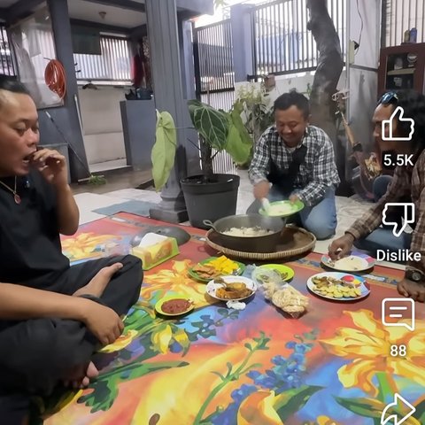 Potret Sule Ajak Dua Pengamen Makan di Teras Rumah, Ngobrol Banyak Hal - Suguhan Makanan Jadi Sorotan