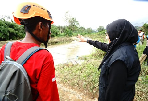 Tinjau Banjir Sukamade, Bupati Ipuk Pastikan Ketersedian Logistik  Warga Terdampak