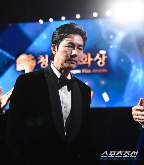 Hadir di Blue Dragon Awards 2024, Hyeri Banjir Pujian karena Reaksinya saat Jung Woo Sung Muncul di Panggung