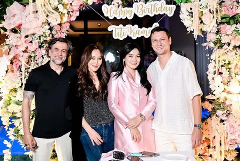 Terpantau, Jeremy Thomas dan Ina Thomas hadir di momen tersebut. Christian Sugiono juga tak absen di hari penting sang istri.