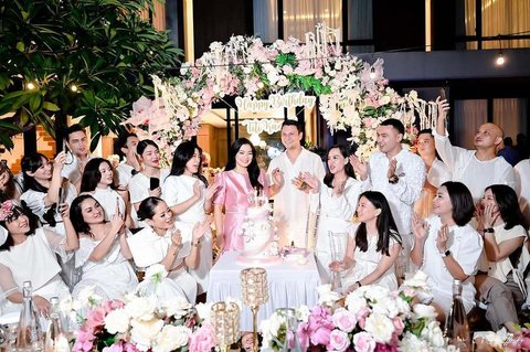 Kolom komentar di Instagram Titi Kamal pun sontak ramai oleh netizen. Tak sedikit yang menuliskan ucapan selamat dan doa. Para artis pun tak ketinggalan berkomentar.