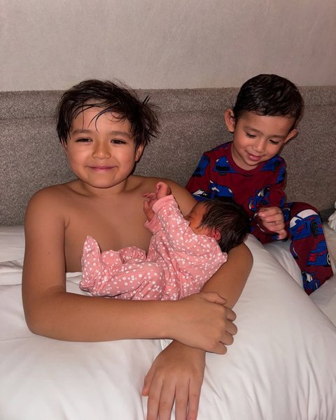 Momen El Barack Pangku Adik Perempuannya dengan Don Verhaag, Disebut Terlihat Dewasa