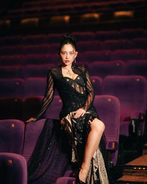 Potret Cantik Rachel Venya Pakai Kebaya Hitam Transparan di Gala Premiere Film 'HUTANG NYAWA'