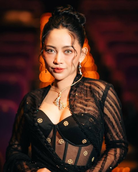 Potret Cantik Rachel Venya Pakai Kebaya Hitam Transparan di Gala Premiere Film 'HUTANG NYAWA'