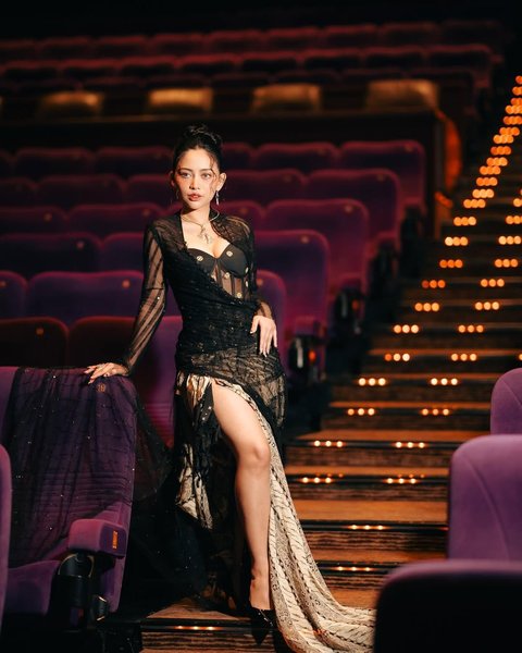 Potret Cantik Rachel Venya Pakai Kebaya Hitam Transparan di Gala Premiere Film 'HUTANG NYAWA'