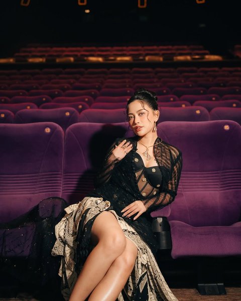 Potret Cantik Rachel Venya Pakai Kebaya Hitam Transparan di Gala Premiere Film 'HUTANG NYAWA'