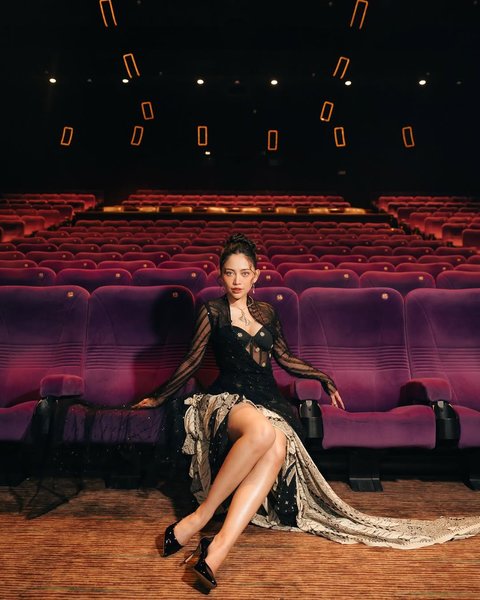 Potret Cantik Rachel Venya Pakai Kebaya Hitam Transparan di Gala Premiere Film 'HUTANG NYAWA'