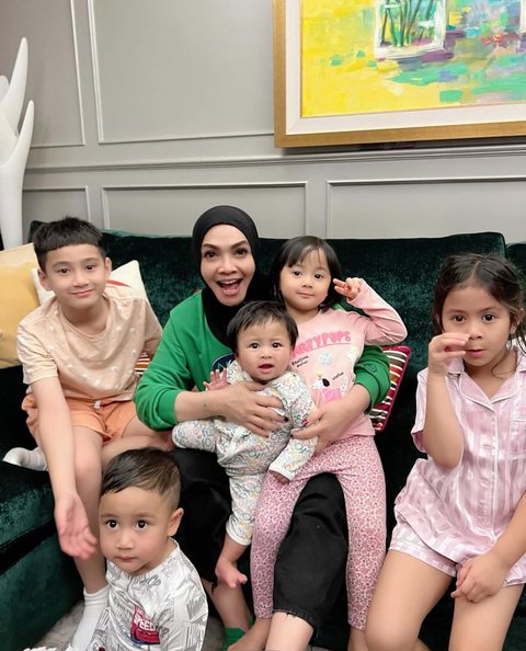5 Potret Momen Seru Kebersamaan Rieta Amilia dan Lima Cucunya, Begini Kekompakannya!