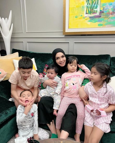 5 Potret Momen Seru Kebersamaan Rieta Amilia dan Lima Cucunya, Begini Kekompakannya!