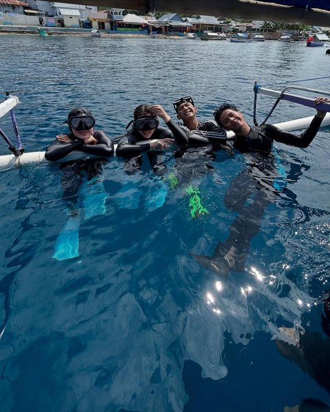 Potret Tiara Andini Berenang Bareng 2 Hiu Paus di Gorontalo
