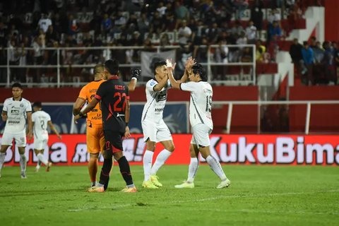 Bek sekaligus kapten Timnas Indonesia, Rizky Ridho menguasai bola saat menghadapi Vietnam pada laga Grup F kualifikasi Piala Dunia 2026 Zona Asia di Stadion Utama Gelora Bung Karno (SUGBK)