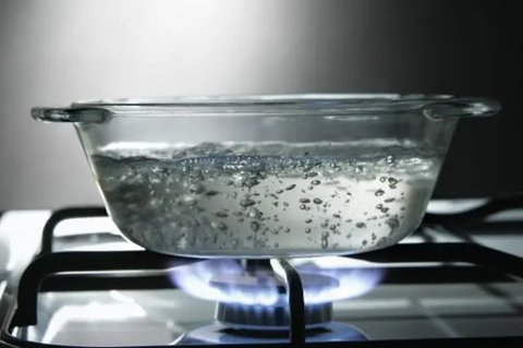 Masukkan dua sendok teh ke dalam sebuah teko yang telah berisi air panas/mendidih, kemudian diamkan beberapa menit sebelum menuangkannya ke dalam cangkir untuk dinikmati. Sumber : purewow.com