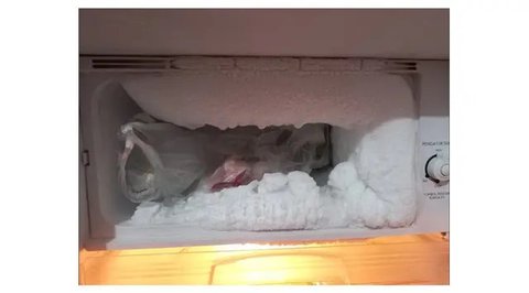 Membersihkan bunga es sendiri merupakan bagian terpenting dari perawatan kulkas. Credits: unsplash.com by Dev Benjamin