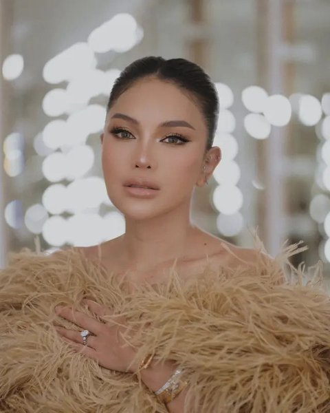 Nikita Mirzani dijadwalkan pelesir ke sejumlah negara di Eropa. Namun, ibu tiga anak ini tak berencana mampir ke Inggris untuk menengok putrinya, Lolly. (Foto: Dok. Instagram @nikitamirzan