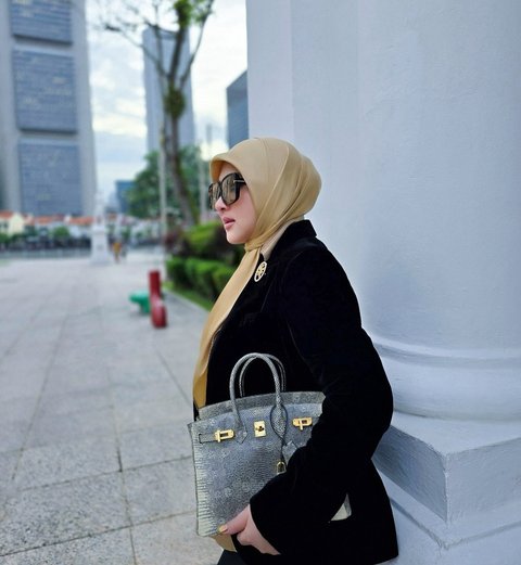 Melansir dari akun instagram @/fashionsyahrini, terlihat bahwa istri Reino Barack tersebut memakai tas Hermes Birkin 25 Ombre Shiny Salvator Lizard GHW.&nbsp;