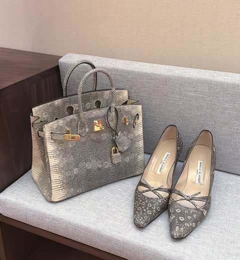 Syahrini disebut sebagai salah satu pesohor Indonesia dengan koleksi Hermes termahal. "Pokoknya semua yang nempel di badan Inces pasti barang mahal semua," tulis seorang netizen.&nbsp;