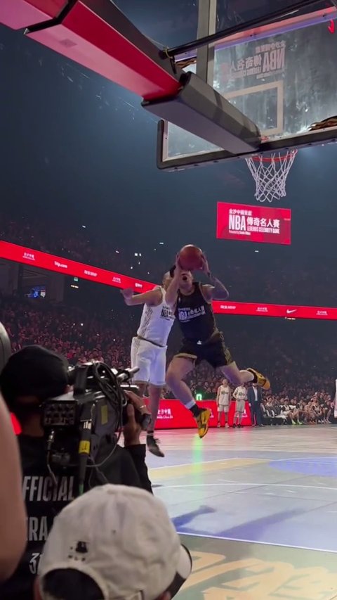 7 Potret Aksi Denny Sumargo Jadi Wakil Indonesia di NBA Celebrity Game, Bareng Para Legend - Tunjukkan Skill Keren