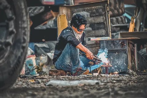 Ilustrasi bekerja keras. (Image by serhii_bobyk on Freepik)