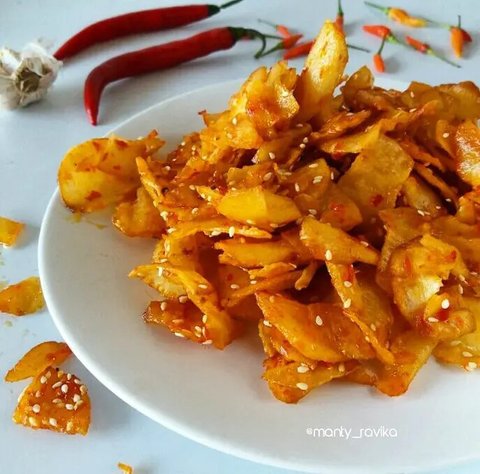 Ilustrasi anak-anak sedang asyik memakan jajanan pedas Latiao. (Foto by AI)