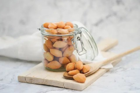 Ilustrasi anak-anak sedang asyik memakan jajanan pedas Latiao. (Foto by AI)