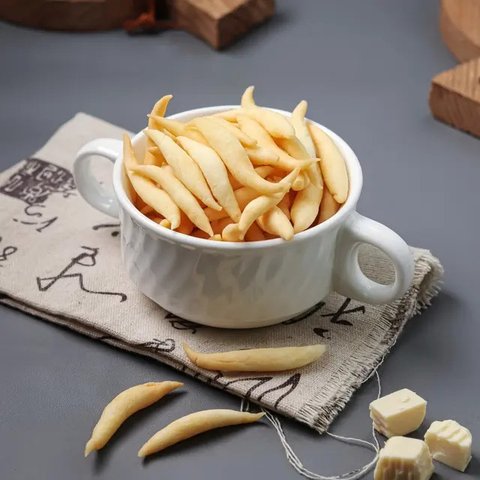 Ilustrasi anak-anak sedang asyik memakan jajanan pedas Latiao. (Foto by AI)