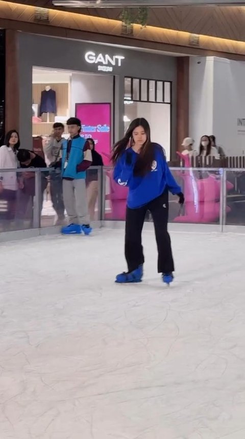 Potret Safeea Anak Mulan Jameela dan Ahmad Dhani Main Ice Skating, Ternyata Jago - Tunjukkan Aksi Berputar