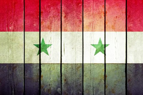 Bendera pemberontak Suriah dikibarkan di Kedutaan Suriah di Moskow, Rusia, pada Senin (9/12/2024). (Dok. Andrei Borodulin/AFP)