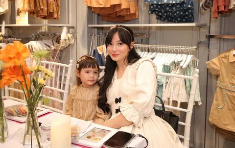 Gingersnaps bersama Asmirandah dan Chloe Emanuelle perlihatkan Koleksi Pakaian Anak. [Daniel Kampua/Fimela]