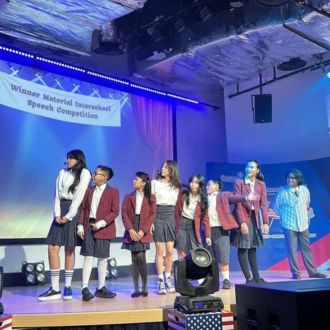 London kebetulan tampil di Camp Broadway Indonesia. Broadway sendiri adalah panggung teater ternama di Amerika Serikat.
