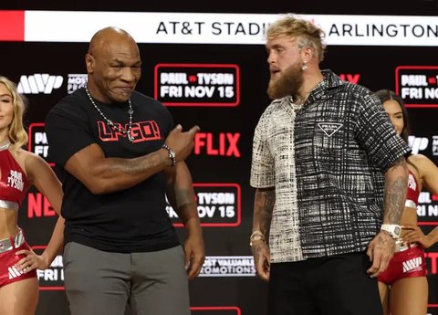 Jake Paul dan Mike Tyson bertarung di AT&T Stadium pada 15 November 2024 di Arlington, Texas waktu setempat, atau 16 November 2024 siang WIB. (Al Bello/Getty Images untuk Netflix &copy