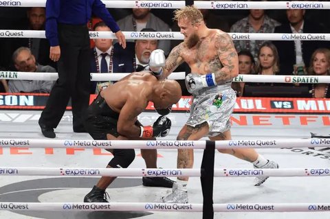 Jake Paul dan Mike Tyson bertarung di AT&T Stadium pada 15 November 2024 di Arlington, Texas waktu setempat, atau 16 November 2024 siang WIB. (Al Bello/Getty Images untuk Netflix &copy